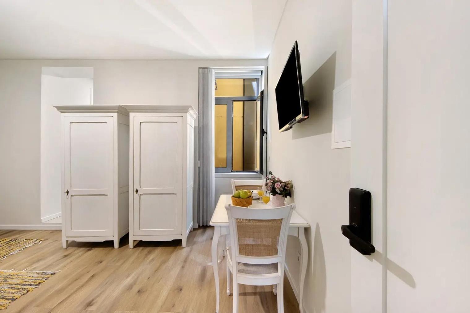 - - 4 Apartamento *